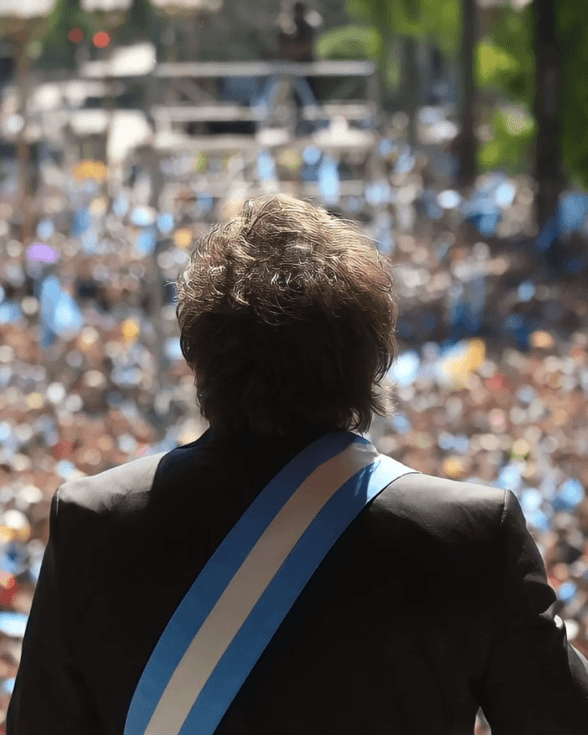 Foto del Presidente Javier Gerardo Milei ante los Argentinos